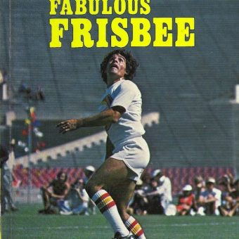 Fabulous Frisbee 1977: A model shows us the Basic Catching Postions