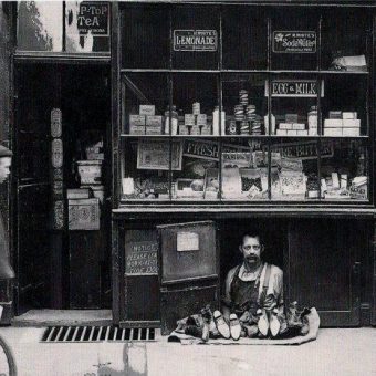1900: The smallest shop in London