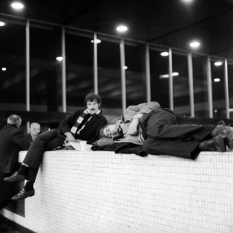 1970: Great Photos of Chelsea Fans Waiting For The FA Cup Winners To Arrive At London’s Euston Station