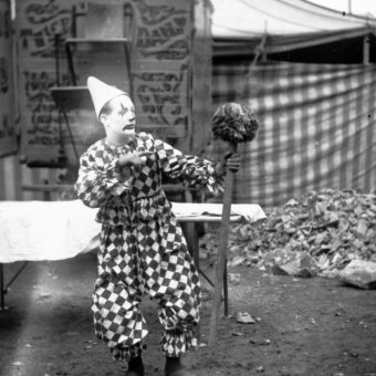 23 Extraordinary Photos of Circus Performers in Strabane, 1910-11