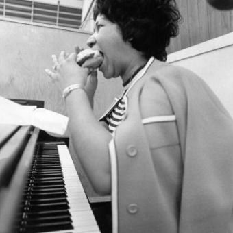Watch Aretha Franklin Record ‘The Weight’ In 1969 As Mavis Staples And The Band Play On