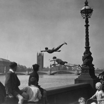 Mud, Flood And Blood: Photos Of London’s River Thames 1895-2000