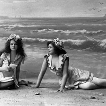 Victorian Era Beach Life: 52 Photos of Lust, Love And Lace On The Sands