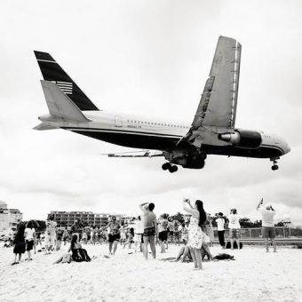 Incredible Photos Of Planes Passing Just Above People Sunbathing On Maho Beach