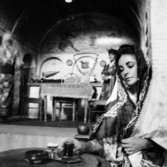 Stunning Photos Of Elizabeth Taylor In Iran 1976