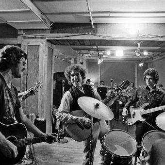 Bob Dylan’s Rolling Thunder Revue: Unseen 1975 Photos (Without His Mother)