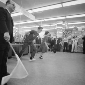 America’s Fastest Shoppers Hit Brixton For A Tesco Supermarket Sweep (1966)